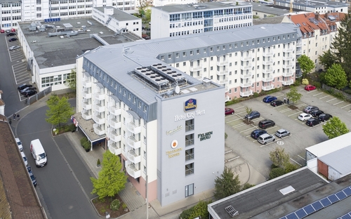 Luftaufnahme des Best Western Hotels Nürnberg City West mit umliegenden Straßen und Parkplätzen.