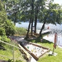 Garten mit Sandkasten und Blick auf einen See im Hintergrund.