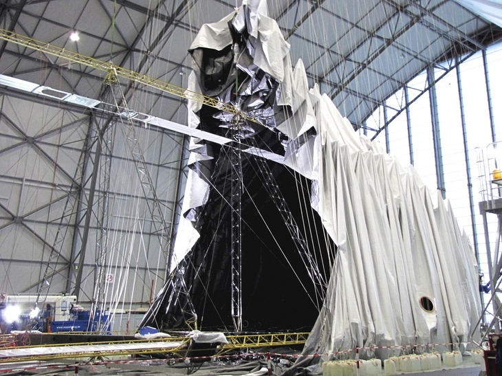 Innenansicht eines Zeppelin-Hangars mit Struktur und Materialien im Aufbau.