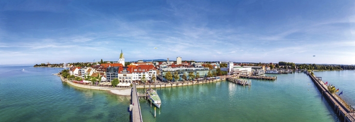 Panorama von Friedrichshafen mit Bodensee und Hafen im Vordergrund