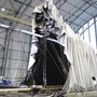 Innenansicht eines Zeppelin-Hangars mit Struktur und Materialien im Aufbau.