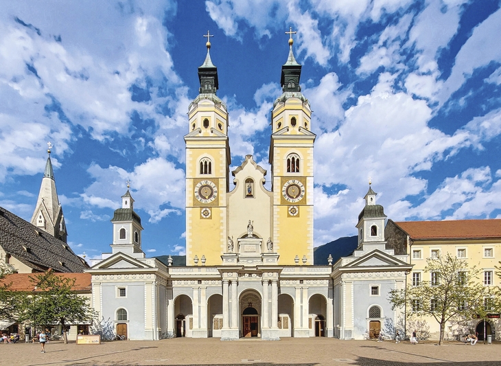 Die Fassade des Doms von Brixen unter blauem Himmel.