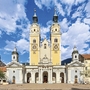 Die Fassade des Doms von Brixen unter blauem Himmel.