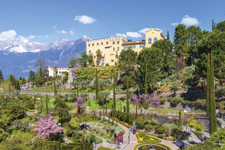 Schloss Trauttmansdorff mit Gärten, umgeben von Bergen in Südtirol.