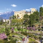 Schloss Trauttmansdorff mit Gärten, umgeben von Bergen in Südtirol.