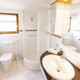 Helles Badezimmer mit Dusche, Waschbecken und WC im Hotel Liebmann, Laßnitzhöhe.