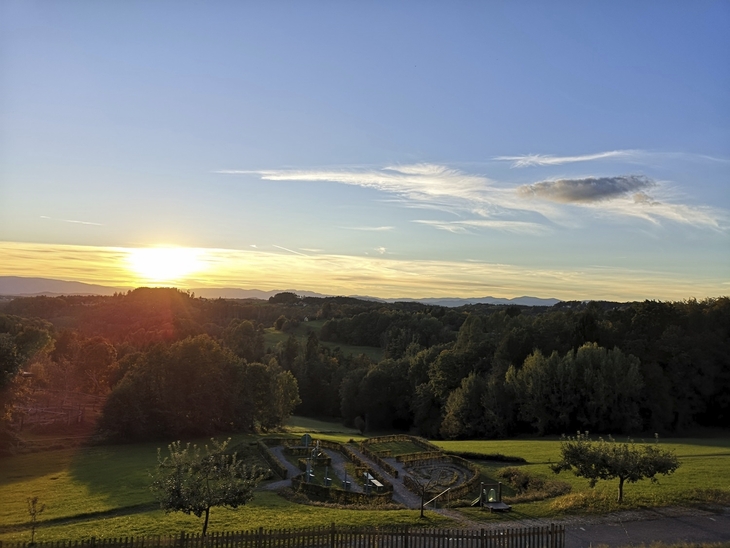 Landschaftsansicht bei Sonnenuntergang mit Bäumen und Himmel am Hotel Liebmann in Laßnitzhöhe.