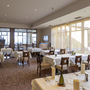 Helles Restaurant mit gedeckten Tischen und großen Fenstern im Hotel Liebmann.