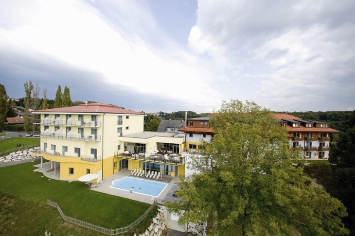 Außenansicht des Hotel Liebmann mit Schwimmbad und Garten in Laßnitzhöhe.