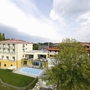 Außenansicht des Hotel Liebmann mit Schwimmbad und Garten in Laßnitzhöhe.