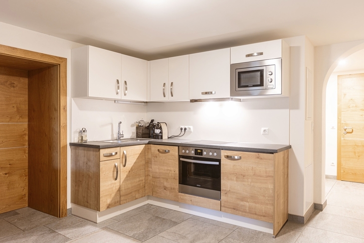 Moderne Küche mit Holzelementen und eingebauten Geräten