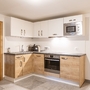 Moderne Küche mit Holzelementen und eingebauten Geräten