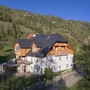 Gebäude vor bewaldetem Hügel, Vitalhof St. Georgen am Kreischberg bei Alps Resorts.