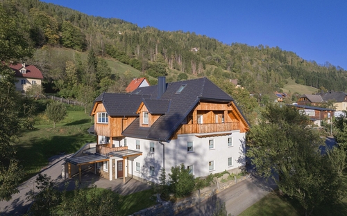 Gebäude vor bewaldetem Hügel, Vitalhof St. Georgen am Kreischberg bei Alps Resorts.