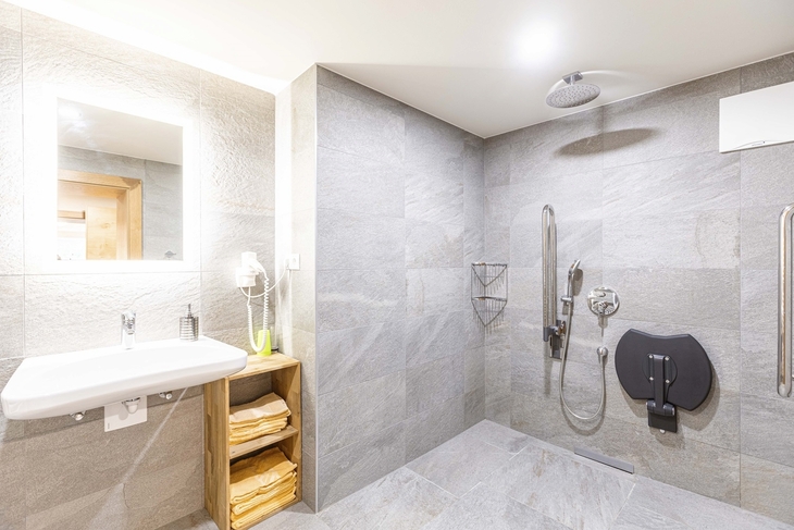 Barrierefreies Badezimmer mit Dusche im St. Georgen am Kreischberg Resort