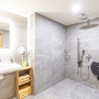 Barrierefreies Badezimmer mit Dusche im St. Georgen am Kreischberg Resort