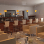 Moderner Hotelbarbereich mit Sitzgelegenheiten und beleuchteter Theke.