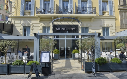 Fassade des Hotel Monsigny in Nizza mit terrassenartigem Eingangsbereich.