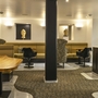 Modern eingerichtetes Hotelrestaurant mit Sitznischen und Kunst an den Wänden.