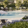 Außenpool des Hotels Regina Palace mit Sonnenliegen und Sonnenschirmen im Garten.