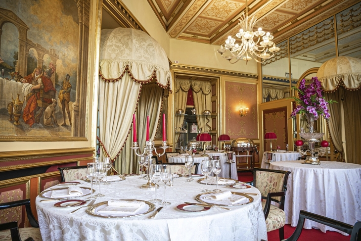 Elegantes Restaurant mit gedeckten Tischen und imposanter Innenarchitektur im Hotel.