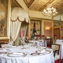 Elegantes Restaurant mit gedeckten Tischen und imposanter Innenarchitektur im Hotel.