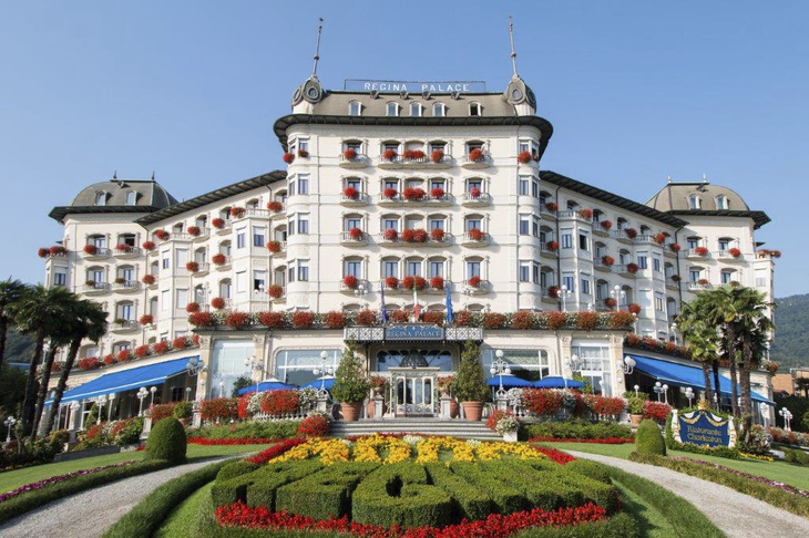 Hotel Regina Palace vor blumengeschmücktem Garten in Stresa