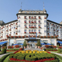 Hotel Regina Palace vor blumengeschmücktem Garten in Stresa