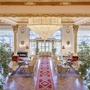 Luxuriöse Hotellobby mit prächtigen Säulen und elegantem Kronleuchter.