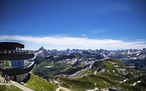 Bergpanorama mit Seilbahnstation am Nebelhorn in Oberstdorf bei klarem Himmel.