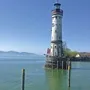 Leuchtturm auf dem Bodensee bei klarem Himmel und ruhigem Wasser.