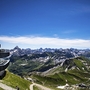 Bergpanorama mit Seilbahnstation am Nebelhorn in Oberstdorf bei klarem Himmel.