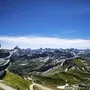 Bergpanorama mit Seilbahnstation am Nebelhorn in Oberstdorf bei klarem Himmel.
