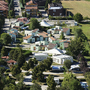 Vogelperspektive auf das Alba Village mit Gebäuden und grüner Umgebung.