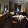Esszimmer in einem italienischen Agriturismo, elegant eingedeckt mit Wein und Speisen.