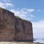 Klippenlandschaft auf Helgoland unter blauem Himmel.