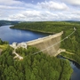 Luftbild der Hängebrücke Titan RT über einem Stausee im Harz.
