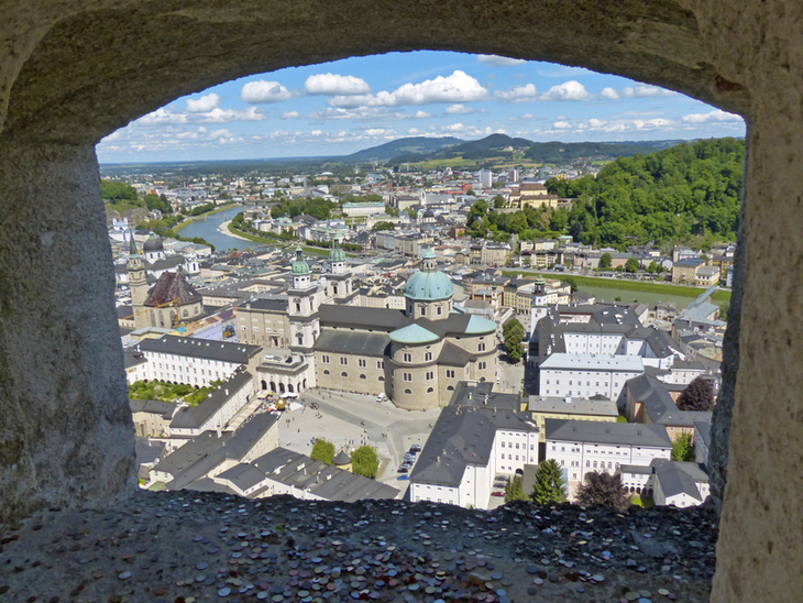 Blick auf Salzburg mit Salzach und Landschaft im Hintergrund