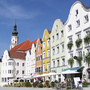 Historische Häuserreihe in Schärding mit Café und Fahrrädern im Vordergrund.