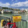 Fahrrad mit Eurobike-Tasche auf Brücke, Blick auf Stadt am Fluss Passau.