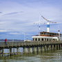 Dampfschiff am Steg auf dem Starnberger See vor Alpenkulisse