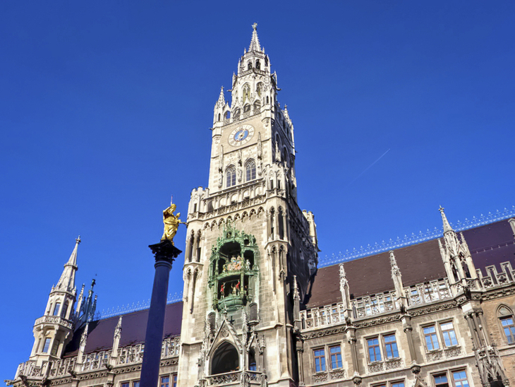 Münchner Rathaus mit blauem Himmel im Hintergrund