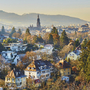 Blick auf Freiburg im Winter mit Häusern und dem charakteristischen Münster im Hintergrund.