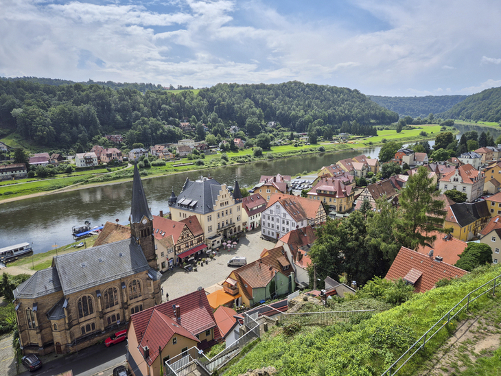 Blick auf Stadt Wehlen mit Kirche und Marktplatz am Ufer der Elbe.