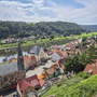 Blick auf Stadt Wehlen mit Kirche und Marktplatz am Ufer der Elbe.