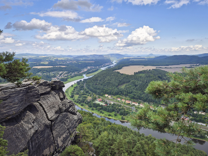 Panoramablick vom Lilienstein auf die Elbe und umliegende Landschaft beim Wandern auf dem Malerweg