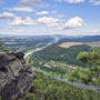 Panoramablick vom Lilienstein auf die Elbe und umliegende Landschaft beim Wandern auf dem Malerweg