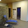 Entspannungsbereich mit Liegen und Bademänteln in modernem Spa.