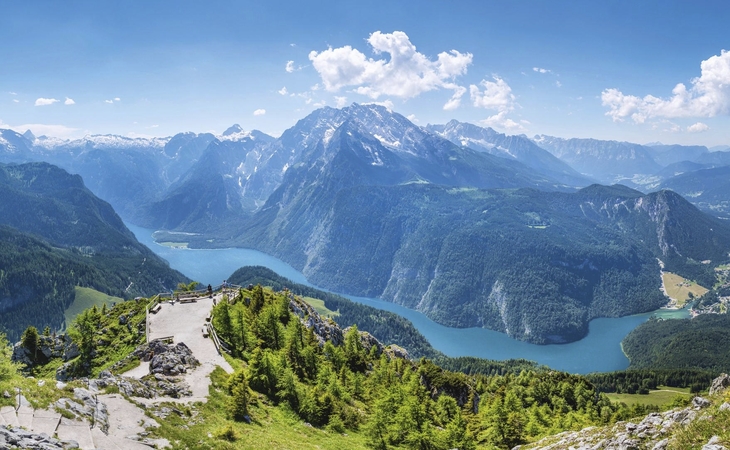 Panoramablick vom Jenner auf den Königssee und die umliegenden Berge.