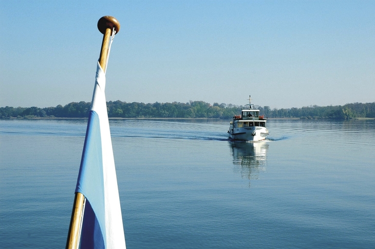 Boot auf dem Chiemsee mit Flagge im Vordergrund
